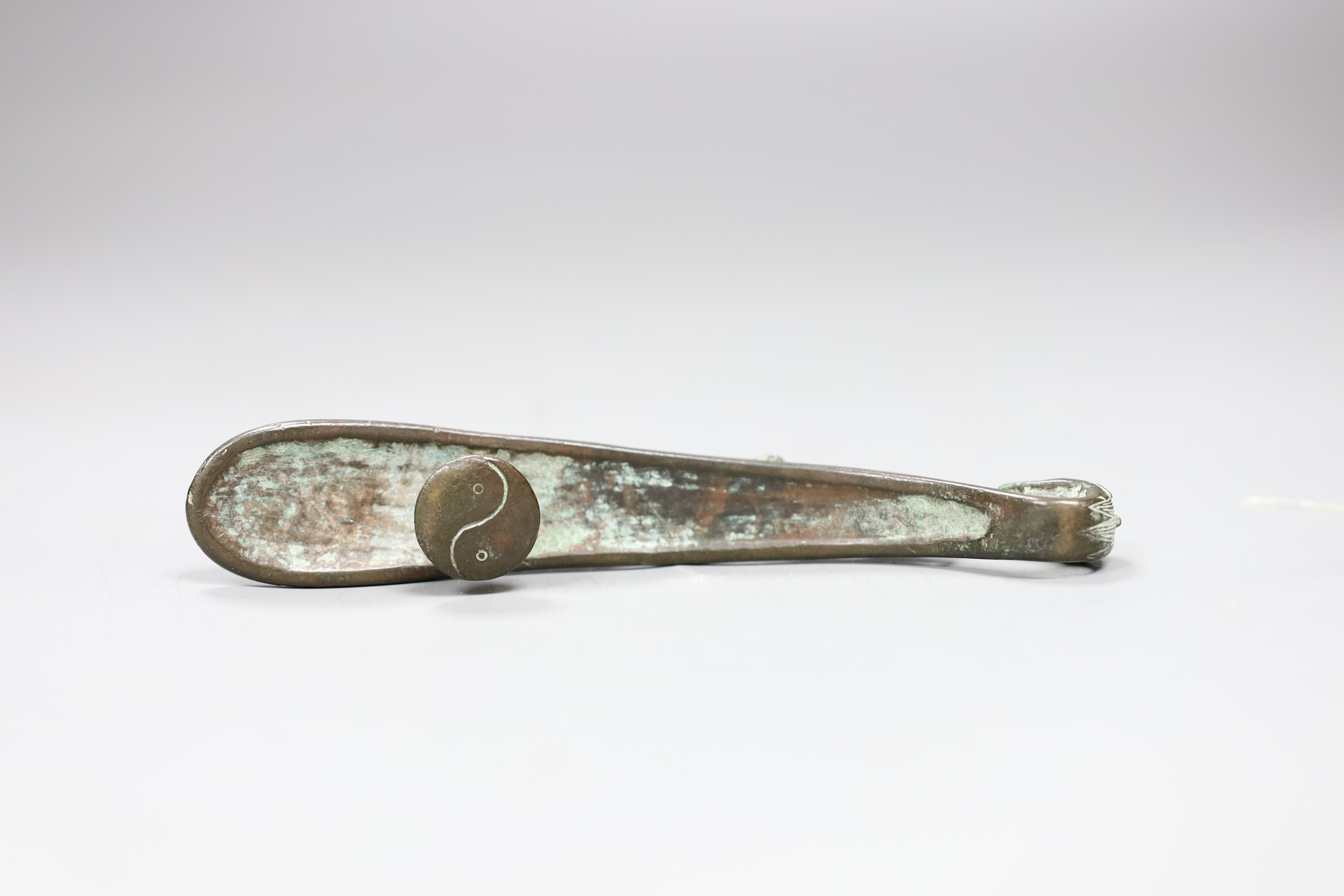 A Chinese Song dynasty or later bronze belt hook, 13.5cms long